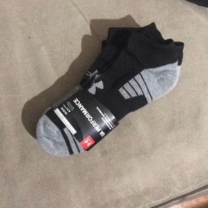 Under armour socks 🧦 4 pack fits shoe size 8-13
